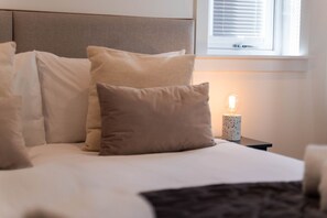 Desk, iron/ironing board, travel cot, WiFi - Rowantree Cottage near Oban (Glencruitten)