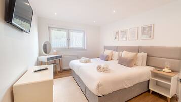 2 bedrooms, desk, iron/ironing board, travel cot