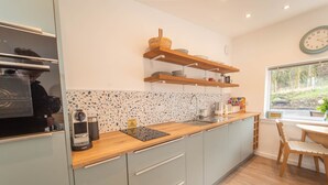 Eine moderne Küche mit Arbeitsplatte, Spüle und Holzböden.