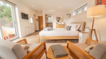 Desk, iron/ironing board, WiFi, bed sheets
