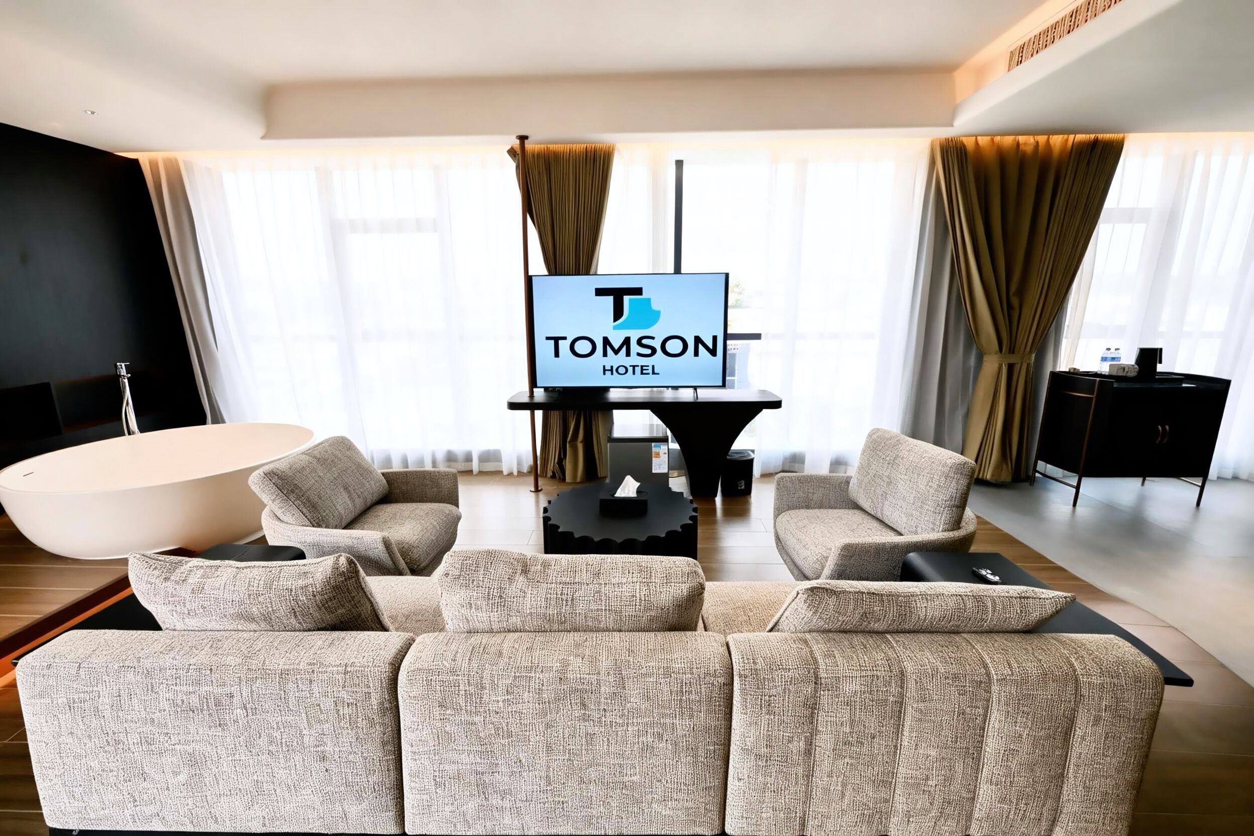 Deluxe Suite, City View | Interior