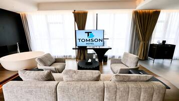 Deluxe Suite, City View | Interior