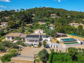 A hillside property with multiple buildings, a swimming pool, and a well-maintained garden. - Bastide be Basson (Correns)