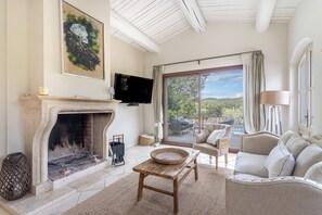 TV, fireplace - Bastide be Basson (Correns)