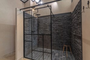 Douche, sèche-cheveux, serviettes fournies, savon
