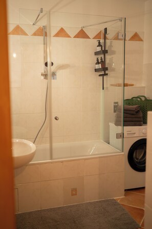  milieuvriendelijk toiletgerief, een haardroger, handdoeken, zeep