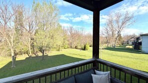 Property grounds - Stylish 4BR Home • Sleeps 8 • Perfect for World Cup! (Shawnee)