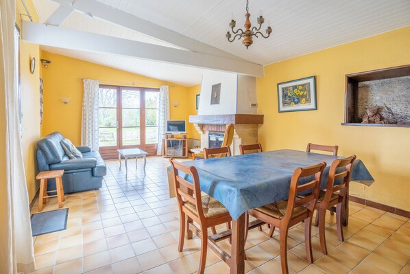 Dining - Cure or vacation a quiet house with a view of the castle (Jonzac)