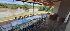 Standard House, Patio, Lake View | Outdoor dining - Casa de la Presa 6 (Polokwane)