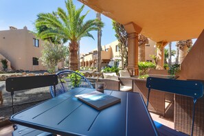Outdoor dining - Vacation Apartment 'Oasis Duna_Sun Fun Pool' with Shared Pool, Private Terrace and Wi-Fi (Corralejo)