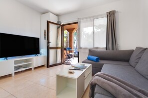TV - Vacation Apartment 'Oasis Duna_Sun Fun Pool' with Shared Pool, Private Terrace and Wi-Fi (Corralejo)