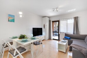TV - Vacation Apartment 'Oasis Duna_Sun Fun Pool' with Shared Pool, Private Terrace and Wi-Fi (Corralejo)