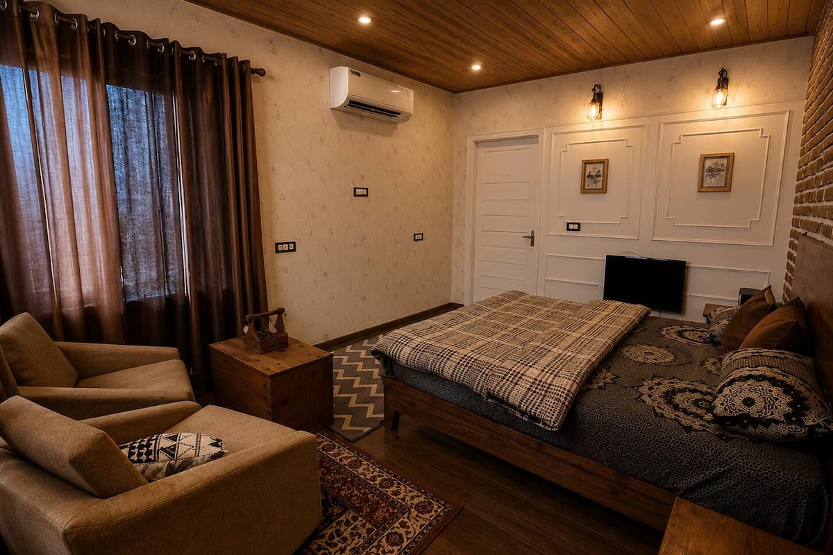 Un dormitorio acogedor con cama, una silla, televisor y aire acondicionado.