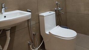 Ein Badezimmer mit Waschbecken, Toilette und Dusche.