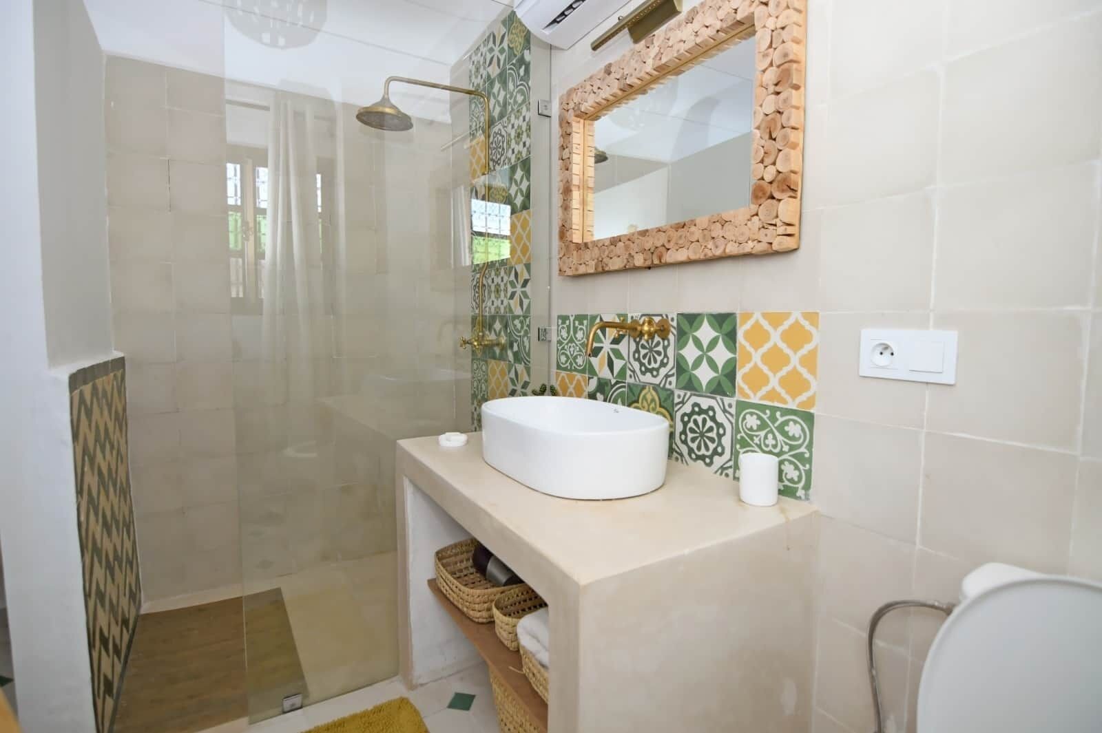 Ducha, secador de pelo, jabón, shampoo