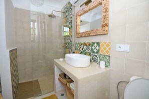 Ducha, secador de pelo, jabón, shampoo