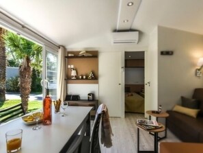 Dining - Mobile home, AC, pets welcome - 6 guests (Saint-Cyprien)
