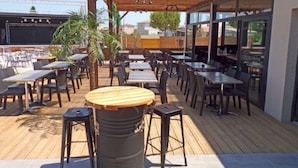 An outdoor patio with tables and chairs, a wooden pergola, and a trash can. - Mobile home, AC, pets welcome - 6 guests (Saint-Cyprien)