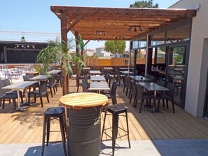 Outdoor dining - Mobile home, AC, pets welcome - 6 guests (Saint-Cyprien)