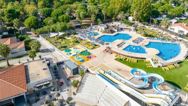 An aerial view of a resort with multiple swimming pools, a water slide, and a parking area. - Mobile home, AC, pets welcome - 6 guests (Saint-Cyprien)