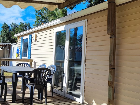 Outdoor dining - Mobile home, AC, pets welcome - 6 guests (Saint-Cyprien)