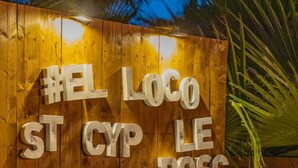 Ein hölzernes Schild mit der Beleuchtung der Aufschrift '#ELLOCO ST CYP LE BOSC'.