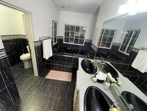 Bathroom - 3-bedroom luxurious house in Kingston with pool, private parking free WiFi (Kingston)