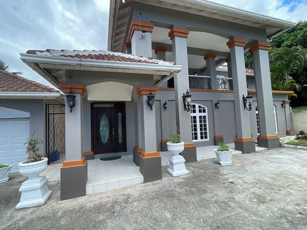 Exterior - 3-bedroom luxurious house in Kingston with pool, private parking free WiFi (Kingston)