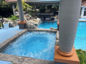 Pool - 3-bedroom luxurious house in Kingston with pool, private parking free WiFi (Kingston)