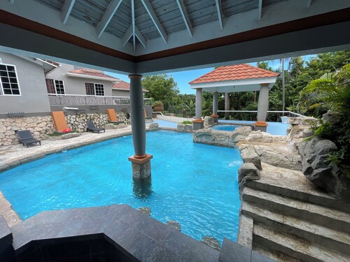 3-bedroom luxurious house in Kingston with pool, private parking free WiFi