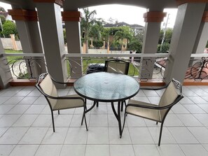 Outdoor dining - 3-bedroom luxurious house in Kingston with pool, private parking free WiFi (Kingston)