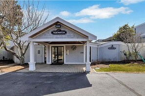 Exterior - Direct Oceanfront New Seabury Condo w Stunning Views &  Private Beach (Mashpee)