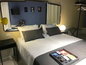 Doppia Comfort, balcone, vista città | Una cassaforte in camera, tende oscuranti, ferro/asse da stiro