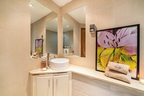 Sèche-cheveux, serviettes fournies, savon, papier toilette