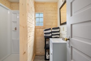 Hair dryer, towels, soap, shampoo - Cozy Anaconda Studio Near Main St & Hot Springs (Anaconda)