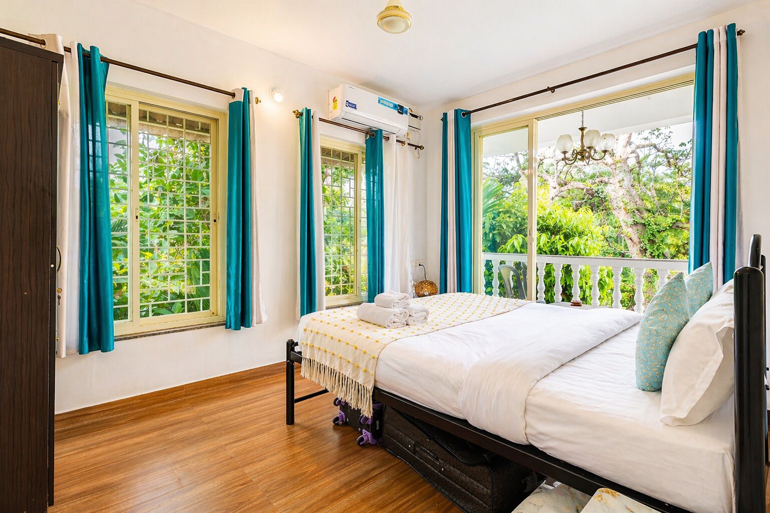4 bedrooms, iron/ironing board, free WiFi, bed sheets