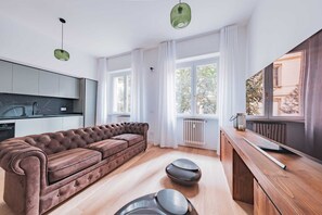 TV - Elegant 1BR 65sqm Apartment for up to 4 guests, Arco della Pace, Central Milan (Milano)