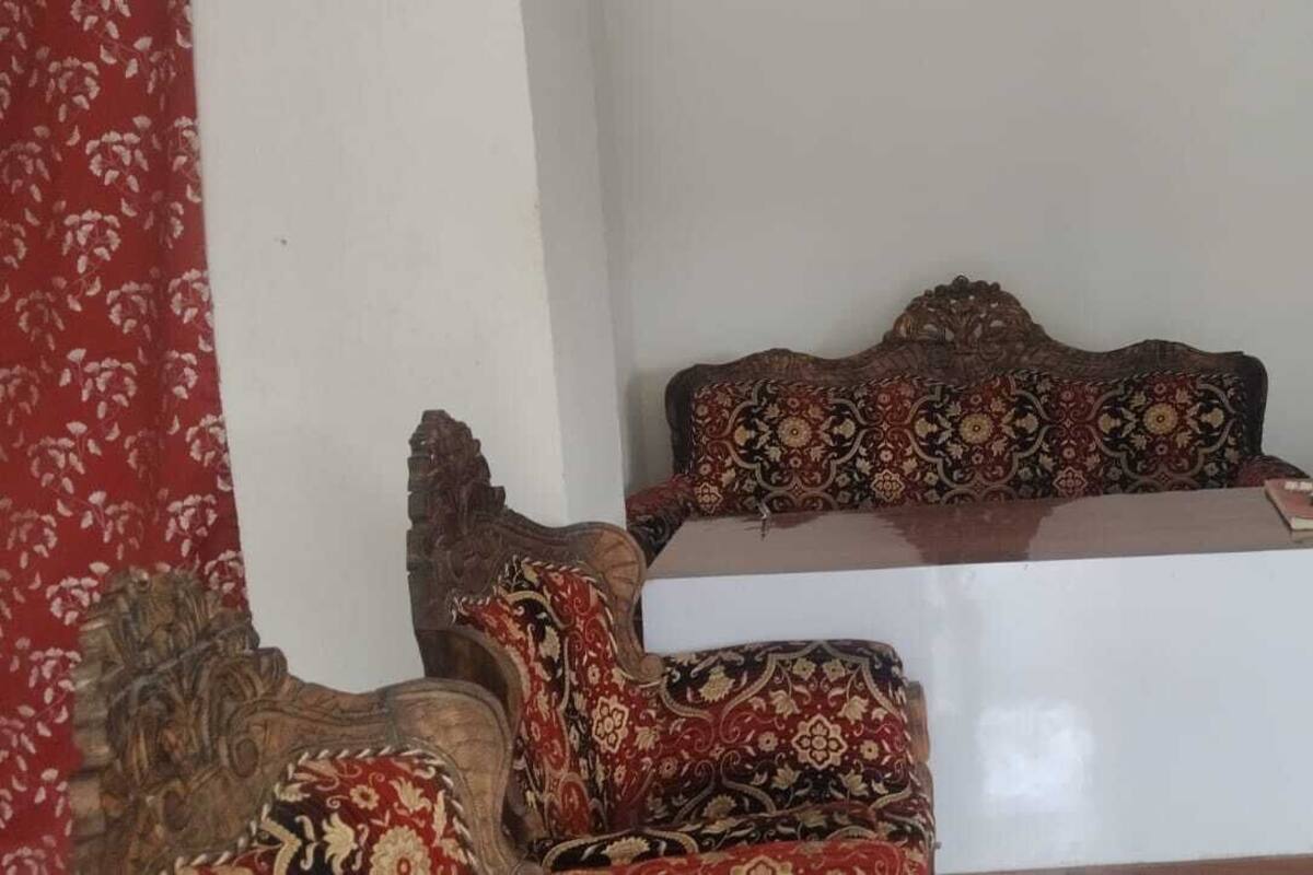 Une pièce comprenant un lit, un bureau et une chaise.