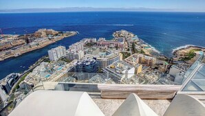 Een hoog hotel met een panoramisch uitzicht op de kustlijn en oceaan.