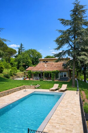 Pool - 3-bedroom villa with wonderful view of Trasimeno Lake, Infinity-Pool and jacuzzi (Passignano sul Trasimeno)
