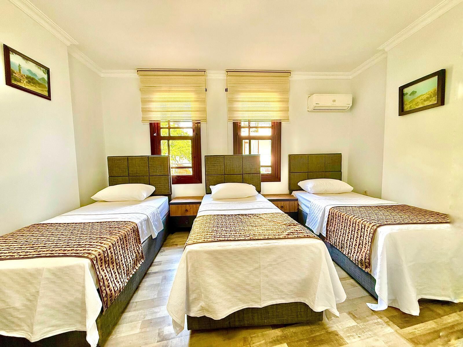 Habitación triple, vista a la ciudad