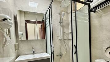 Standard Double Room, Partial Sea View | Bilik Mandi