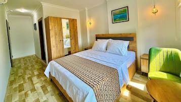 Quarto casal standard, vista parcial para o mar