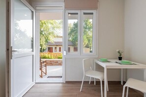 Lejlighed - terrasse - udsigt til gårdsplads | Spiseområde