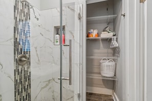 Shower, towels - Wave Resort Madeira Beach Florida Studio 2 w/ Pool (Madeira Beach)
