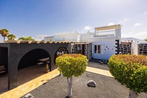 Outdoor dining - Villa Marisol with air con and private heated pool (Playa Blanca)