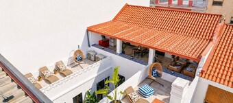 Stylish 3BR penthouse home covering townhouse floor, near Portimão promenade, 15 mins to Praia da Rocha. Private unit in historic building with large private Terrace, AC in all bedrooms, fast Wi-Fi, and modern comforts.