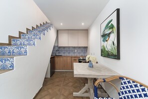 Fridge, microwave, oven, stovetop - Charming small Old Town townhouse with private rooftop terrace; on the promenade doorstep and 20 min walk to Praia da Rocha. Sleeps up to 4,  AC throughout, flat screen TVs,  balcony & free parking nearby, perfect for couples (Portimao)
