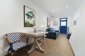 Ein modernes Wohnzimmer mit Esstisch, Stühlen und einer Couch.