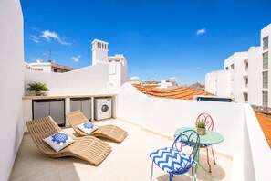 Outdoor dining - Charming small Old Town townhouse with private rooftop terrace; on the promenade doorstep and 20 min walk to Praia da Rocha. Sleeps up to 4,  AC throughout, flat screen TVs,  balcony & free parking nearby, perfect for couples (Portimao)
